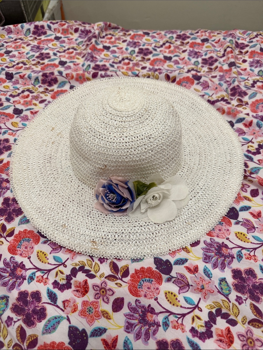 Women’s White Straw Sun Hat with Floral Trim